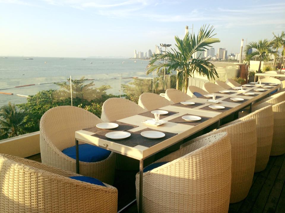 Food Wave Dining overlooking the Sea